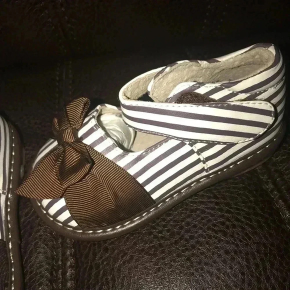 LITTLE GIRLS SZ 4 BROWN STRIPED SHOES - Picture 1 of 6